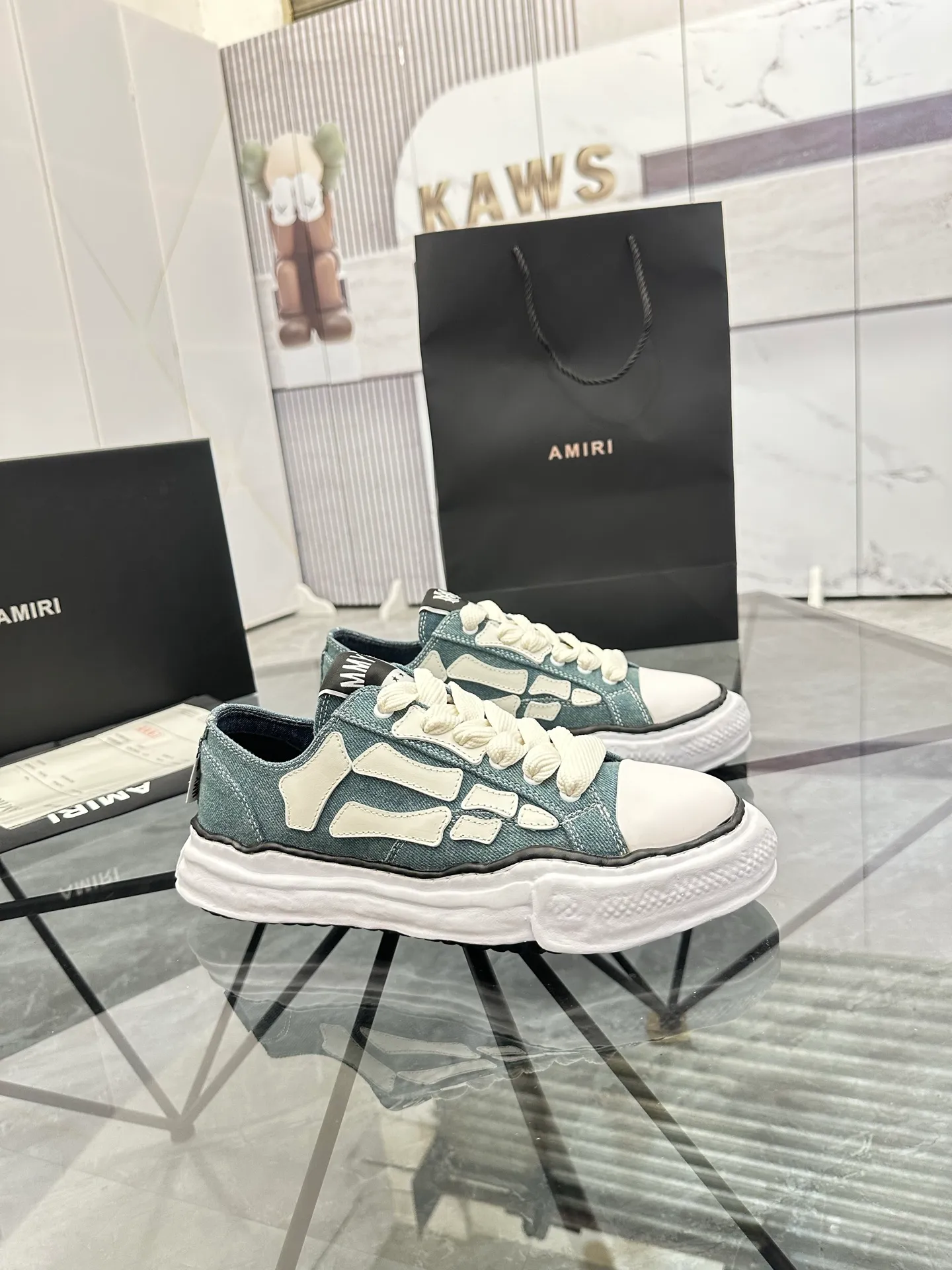 Men's shoes: 💰P520¥ High-end quality Product trademark: AMIRI* "Emil*" low-top casual shoes Regular size: 39-45 (can be customized to 46) Product materials: Upper imported original fabric spliced ​​cowhide, breathable lining, original outsole. Number: 525